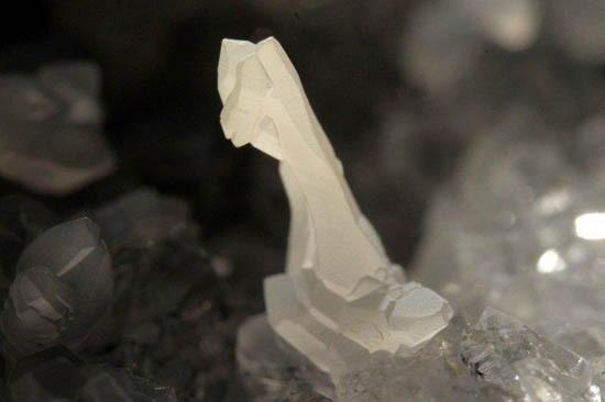Kwartsgroepje in geode, Chihuahua mining region, Mexico. Kristal is ongeveer 3 mm hoog